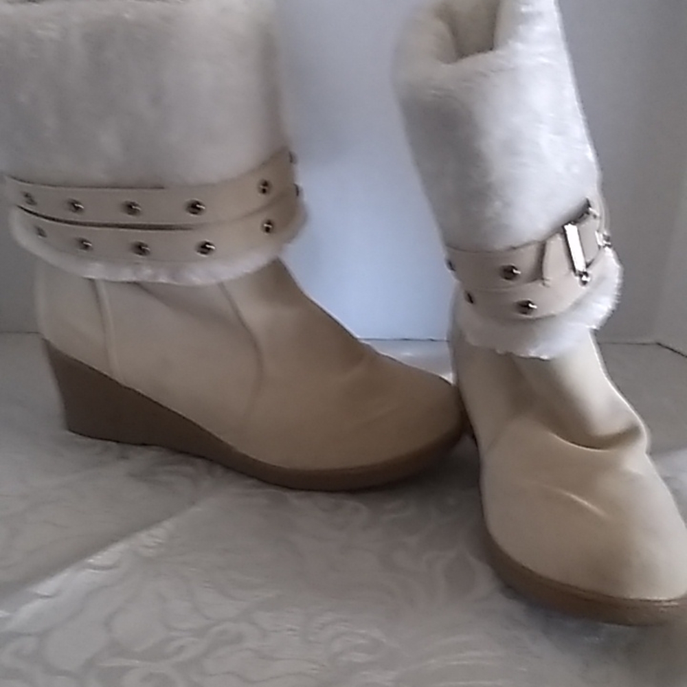 Cream leather fur lined size 9 women's boots